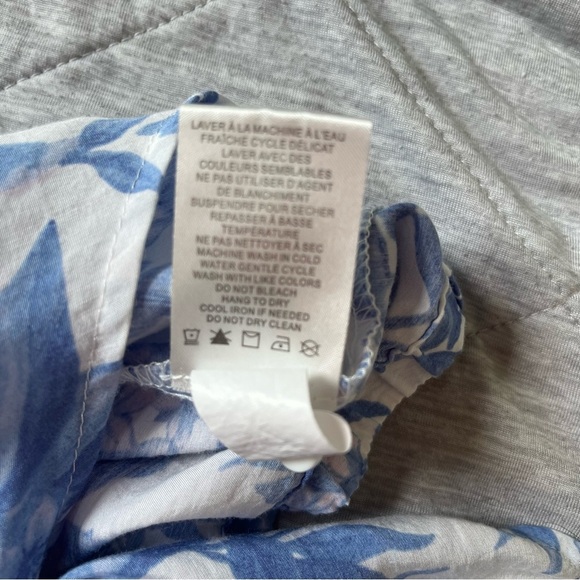⭐️ Joie ⭐️ Rayon Blue and White Floral Top S/M - Picture 7 of 8